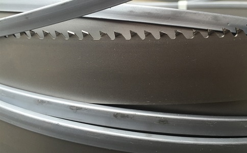 枣庄为何在切割硬度高的钛合金材料时需要将带锯条切削液的浓度加高？