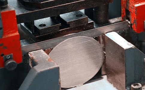 枣庄造成带锯条牙齿碎裂或折断的几点原因！